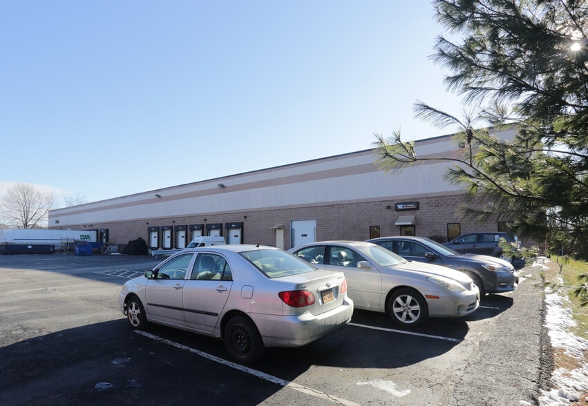 326 Old Niskayuna Rd, Latham, NY for lease - Primary Photo - Image 1 of 8