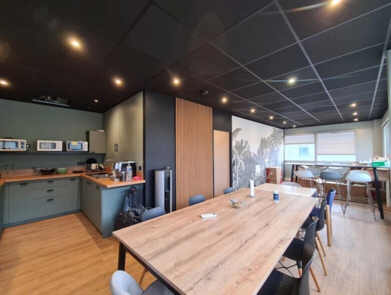8 Rue Pascal, Bron for lease - Interior Photo - Image 2 of 6