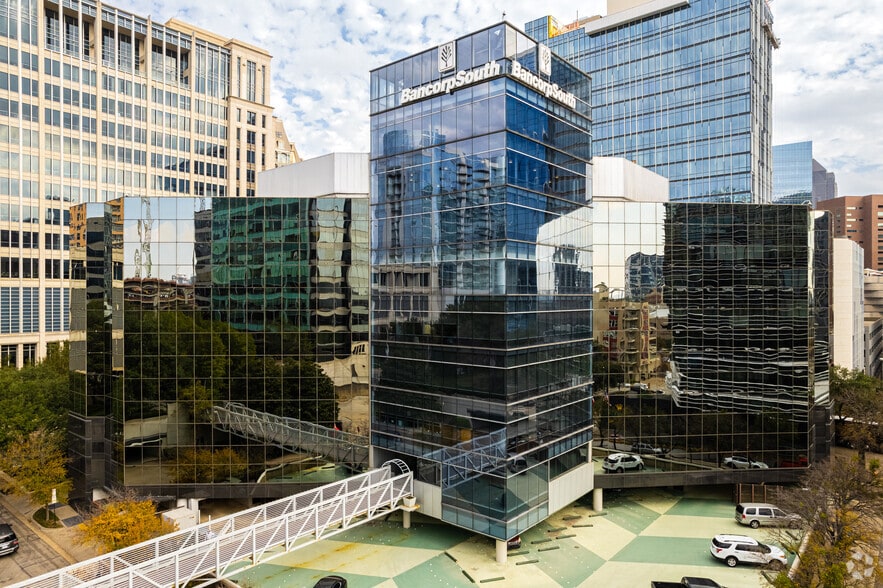 2651 N Harwood St, Dallas, TX à louer - Photo du bâtiment - Image 1 de 10