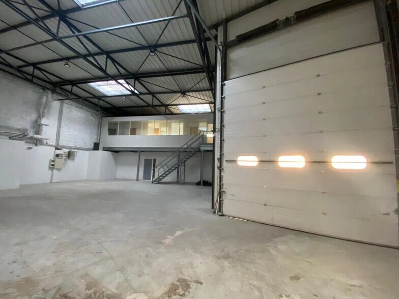 Office in Saint-Priest for lease - Interior Photo - Image 3 of 6