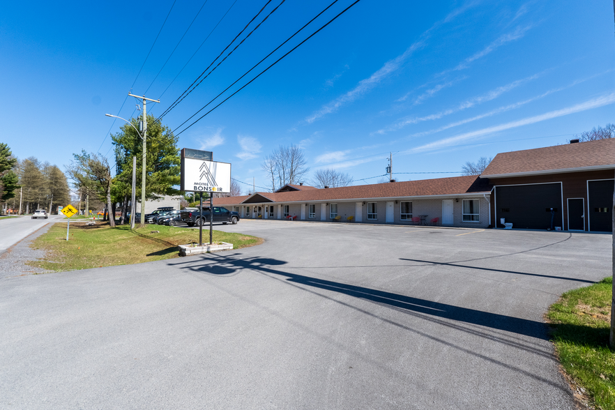 120 Ch du Golf E, St-Charles-Borromée, QC à vendre - Photo du bâtiment - Image 2 de 14