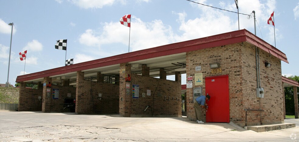 SQUEAKY CLEAN CARWASH PORTFOLIO portefeuille de 4 propriétés à vendre sur LoopNet.ca - Photo principale - Image 3 de 4