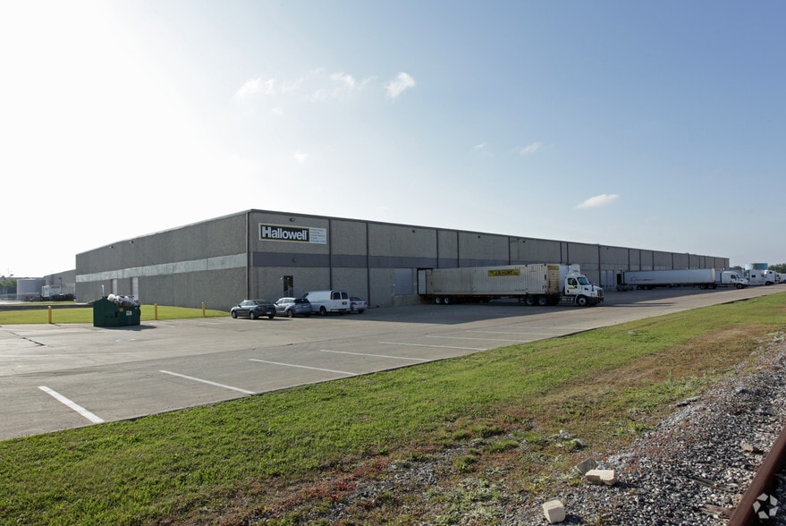 1701 Vantage Dr, Carrollton, TX for lease - Primary Photo - Image 1 of 3