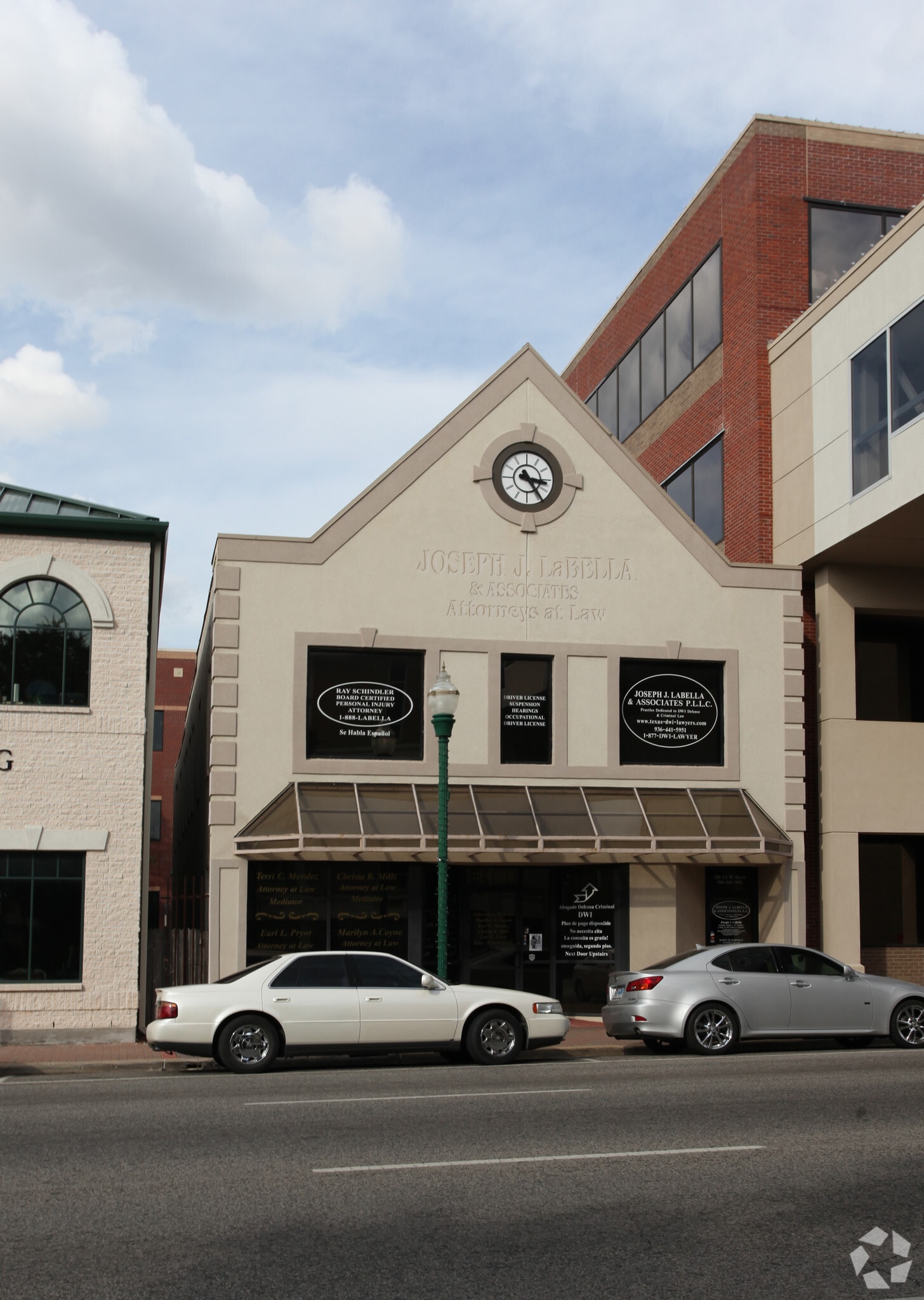 220 W Davis St, Conroe, TX for lease Building Photo- Image 1 of 5