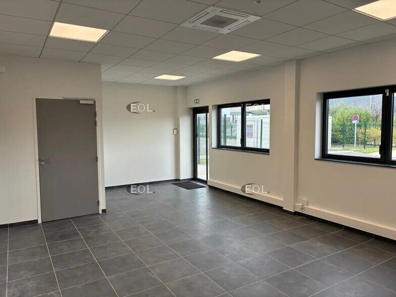 Industrial in Lieusaint for lease - Interior Photo - Image 2 of 5