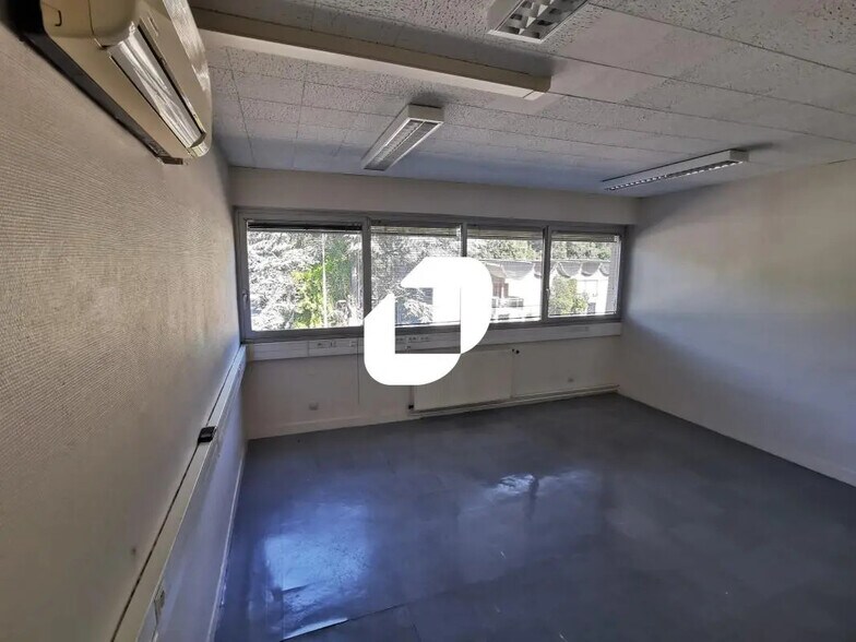 Office in Neuilly-sur-Marne for lease - Interior Photo - Image 2 of 4