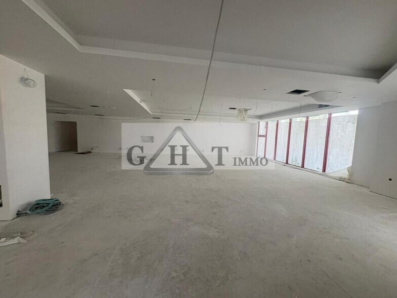 Retail in Savigny-le-Temple for sale - Interior Photo - Image 2 of 9