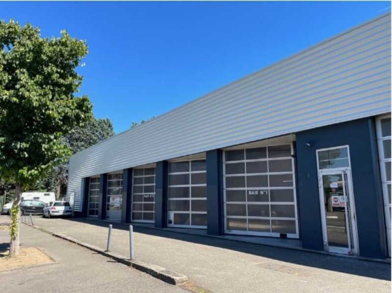 Flex in Vénissieux for lease - Building Photo - Image 1 of 7