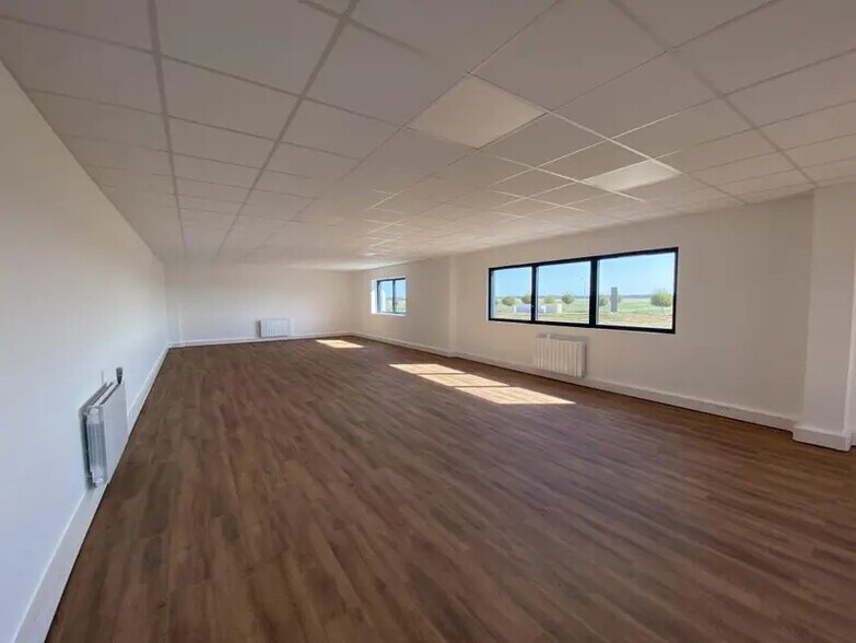 Industrial in Chartres for lease - Building Photo - Image 3 of 19