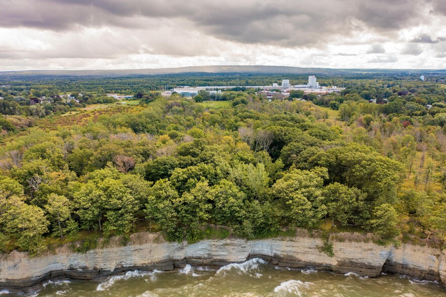 468 Lake Shore Dr E, Dunkirk, NY for sale - Primary Photo - Image 2 of 15