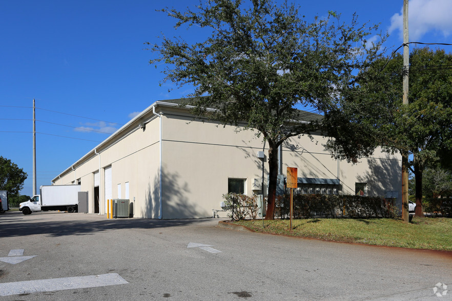 792 SW Grove Ave, Port Saint Lucie, FL for lease - Building Photo - Image 3 of 6