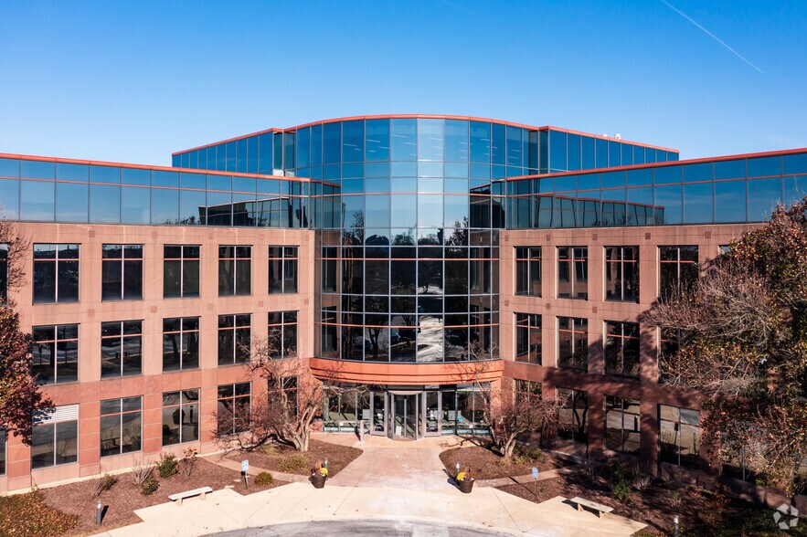 2200 Cabot Dr, Lisle, IL à louer - Photo du bâtiment - Image 3 de 11