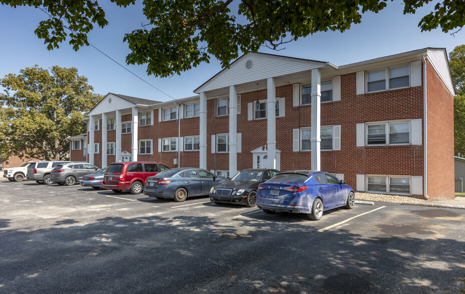 Colonial Arms, Maple Terrace & Roban portfolio of 3 properties for sale on LoopNet.ca - Building Photo - Image 2 of 3