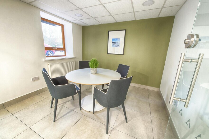 New Hall Hey Rd, Rossendale à louer - Photo du bâtiment - Image 3 de 16