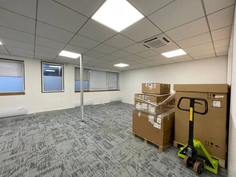 Office in Meudon for lease - Interior Photo - Image 2 of 5