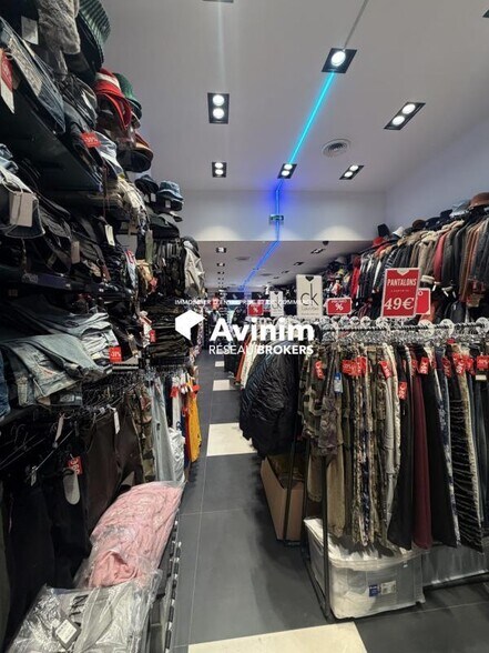 Retail in Paris for lease - Interior Photo - Image 3 of 4