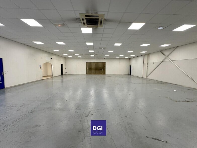 Flex in Nimes for lease - Interior Photo - Image 2 of 10