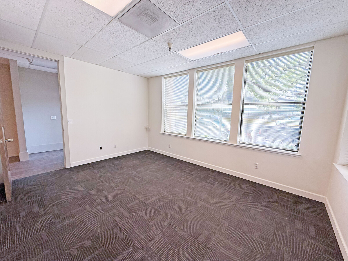 1055 Broadway, Sonoma, CA 95476 - Unit A -  - Interior Photo - Image 2 of 11
