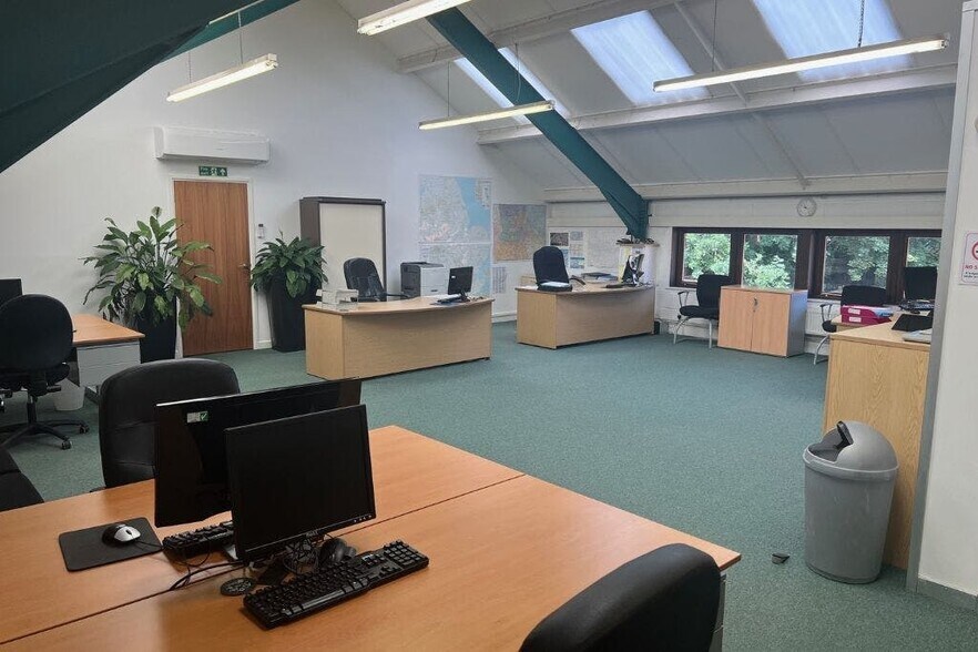 Marsh Ln, Ware à louer - Photo du bâtiment - Image 3 de 8