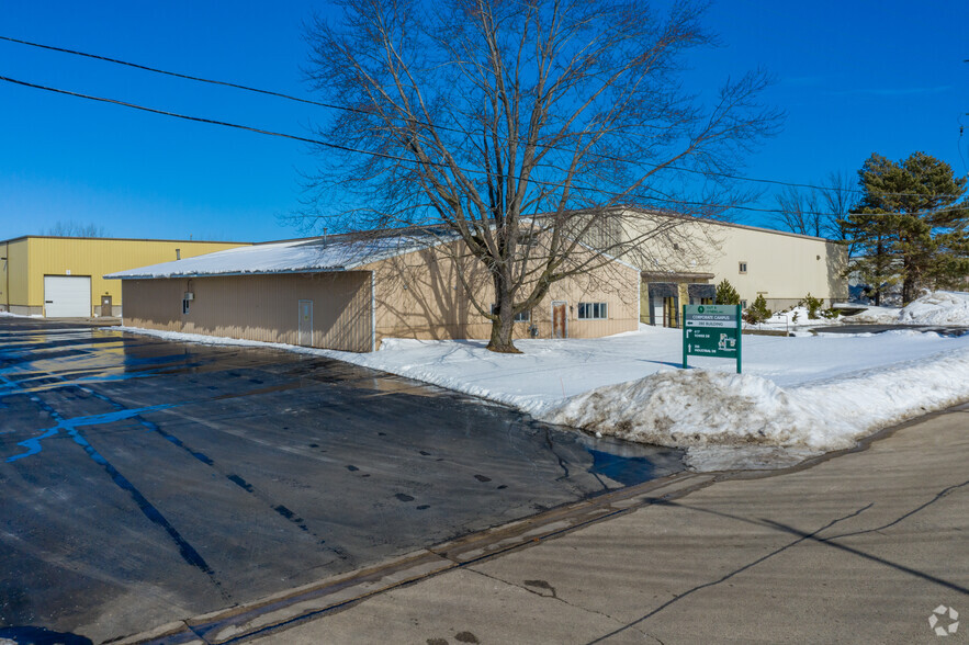 280 S Industrial Dr, Fredonia, WI à vendre - Photo du bâtiment - Image 1 de 1