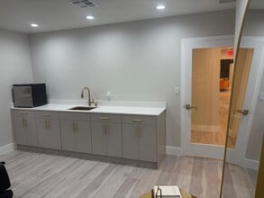 1571 NW 13th Ct, Miami, FL for lease Interior Photo- Image 2 of 2