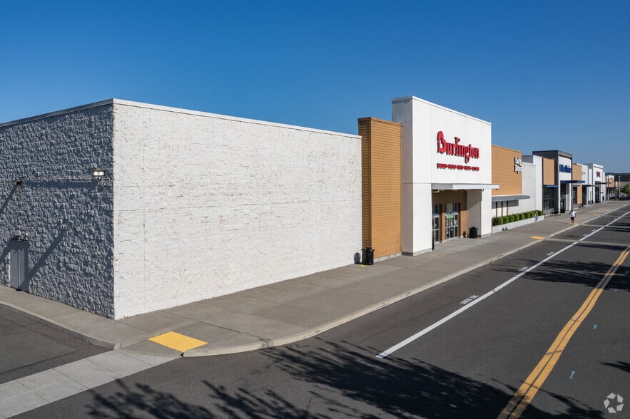 1400-1772 N Jantzen Beach Dr, Portland, OR for lease - Building Photo - Image 2 of 20