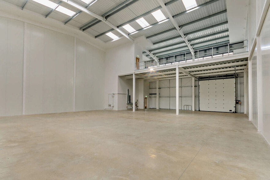 41 College Rd, Aylesbury for lease - Building Photo - Image 2 of 5