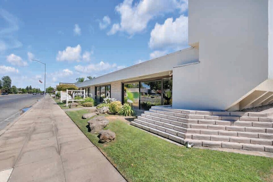 1665 W Shaw Ave, Fresno, CA for sale - Building Photo - Image 3 of 11
