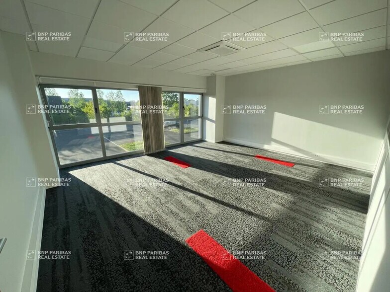 Bureau dans Noyal-Châtillon-sur-Seiche à louer - Photo du bâtiment - Image 3 de 19