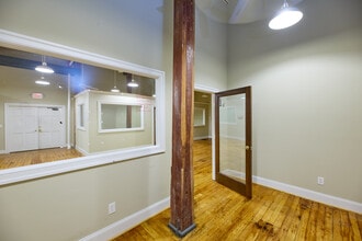 1250 Revolution Mill Dr, Greensboro, NC à louer Photo intérieure- Image 2 de 9