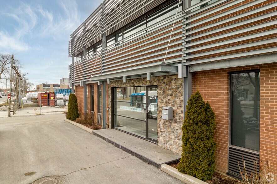 6205 Boul Des Grandes-Prairies, Montréal, QC à louer - Photo du bâtiment - Image 2 de 4