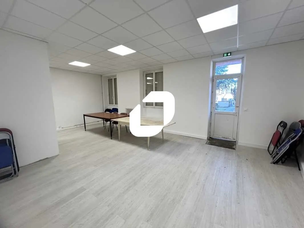 Office in Argenteuil for lease Interior Photo- Image 1 of 10