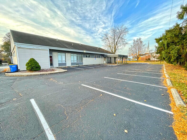 4918 Locust Ln, Harrisburg, PA à vendre - Photo du bâtiment - Image 2 de 16