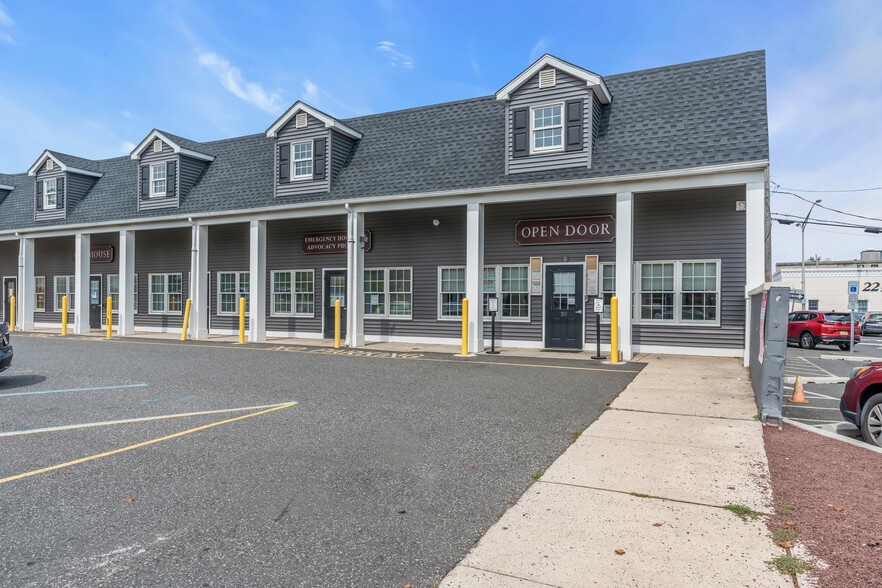 39 Throckmorton St, Freehold, NJ à louer - Photo du bâtiment - Image 1 de 11
