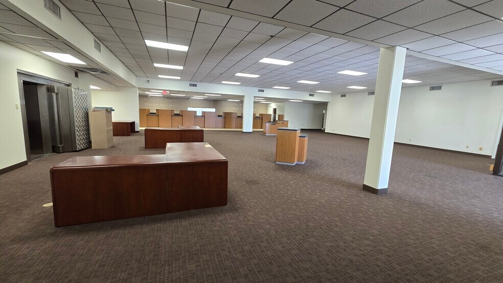 8181 54th Ave N, Saint Petersburg, FL à vendre - Photo du bâtiment - Image 3 de 9