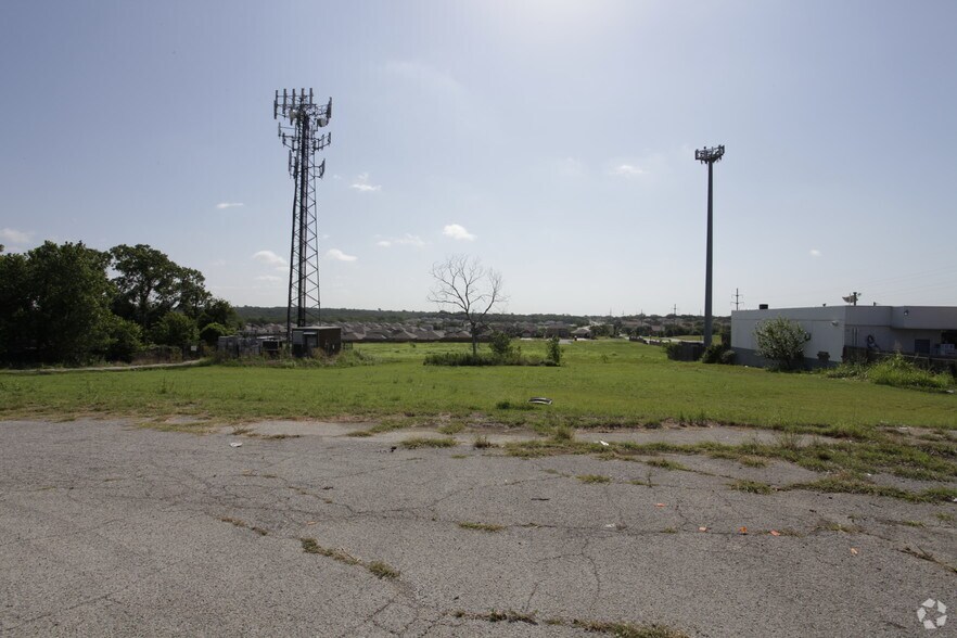 817 E Loop 820, Fort Worth, TX for lease - Building Photo - Image 2 of 2