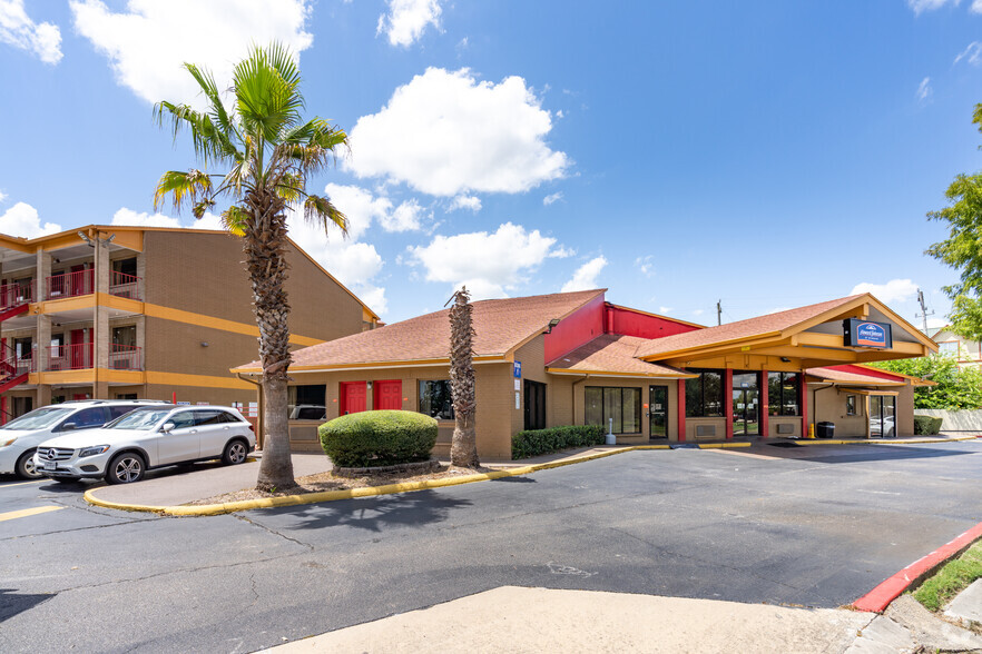 8800 Airport Blvd, Houston, TX for sale - Primary Photo - Image 1 of 14