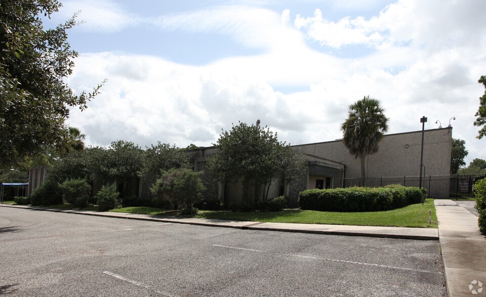 8230 Baycenter Rd, Jacksonville, FL for lease - Building Photo - Image 2 of 4