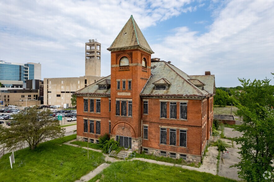 47700 Woodward Ave, Pontiac, MI à louer - Photo du bâtiment - Image 1 de 7