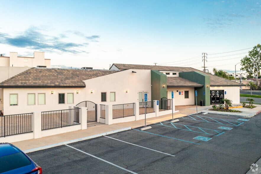 295 E Imperial Hwy, Fullerton, CA à louer - Photo du bâtiment - Image 3 de 9