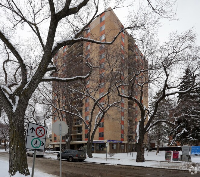 10350 122nd St NW, Edmonton, AB à louer - Photo du bâtiment - Image 2 de 7