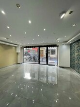 Retail in Levallois-Perret for lease Interior Photo- Image 1 of 2