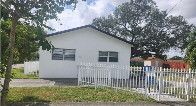 Plus de détails pour 1000 Foster Rd, Hallandale Beach, FL - Spécialité à vendre