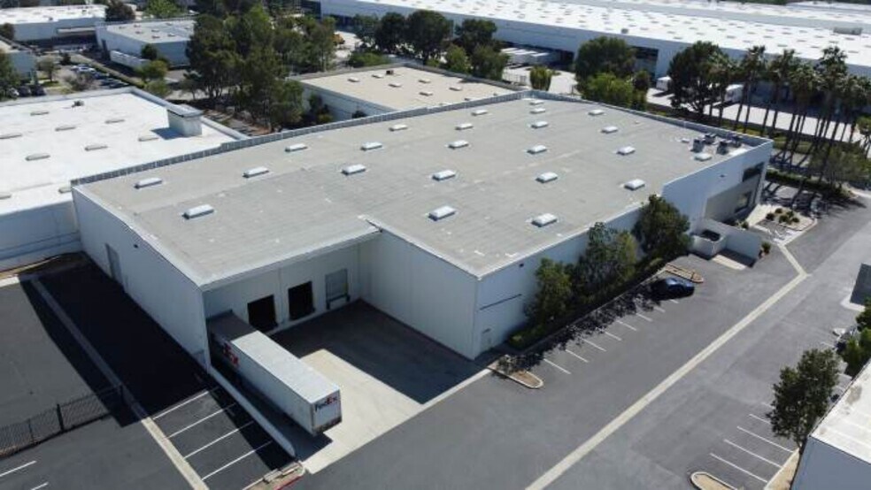 10721 Business Dr, Fontana, CA à louer - Photo du bâtiment - Image 2 de 5