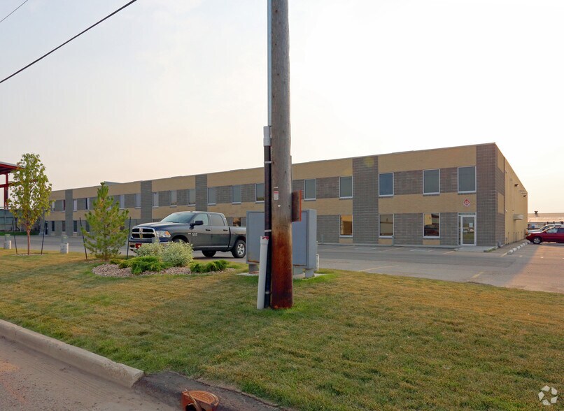 7304-7426 52 St NW, Edmonton, AB à vendre - Photo du bâtiment - Image 2 de 13