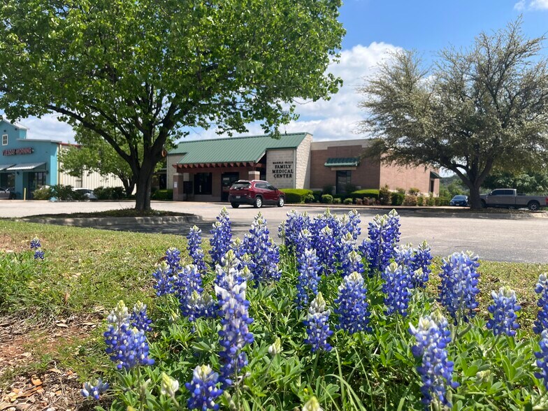 2503 N US Highway 281, Marble Falls, TX à louer - Photo du bâtiment - Image 2 de 14