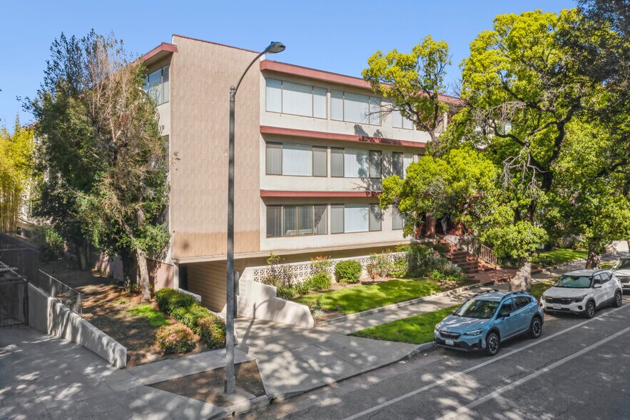 195 S Wilson Ave, Pasadena, CA à vendre - Photo du bâtiment - Image 1 de 32