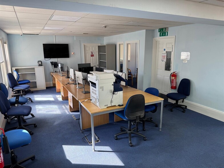 8-11 Clements Ln, Ilford for lease - Building Photo - Image 3 of 56