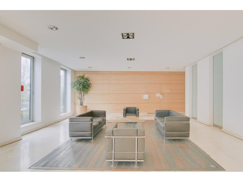 Bureau dans Aubervilliers à louer - Hall d’entrée - Image 3 de 8