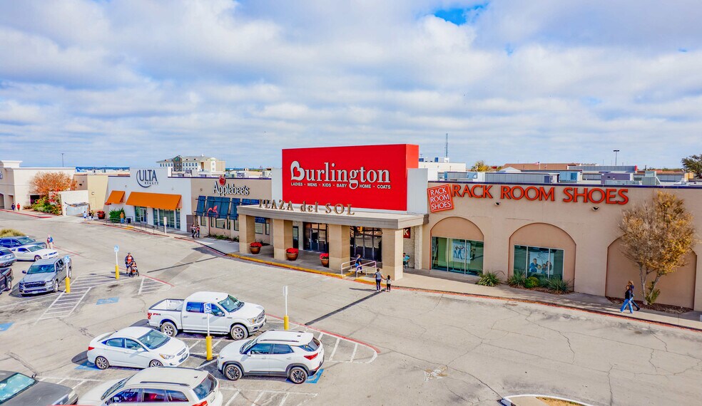 2205 Veterans Blvd, Del Rio, TX à louer - Photo du bâtiment - Image 2 de 9